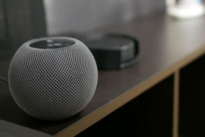 Sudut meja samping mini Homepod.