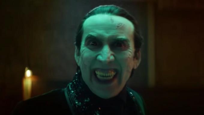 Nicolas Cage sourit dans le rôle de Dracula dans Renfield.