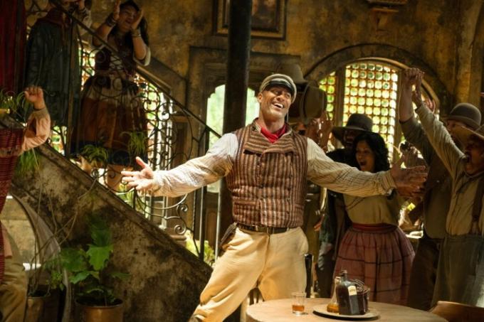 Dwayne Johnson într-o scenă din filmul Disney Jungle Cruise.