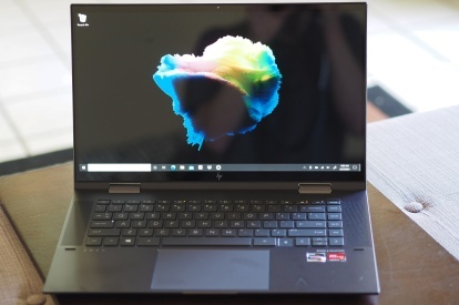 แล็ปท็อป HP Envy x360 2-in-1 ขนาด 15.6 นิ้ว ในโหมดแล็ปท็อป