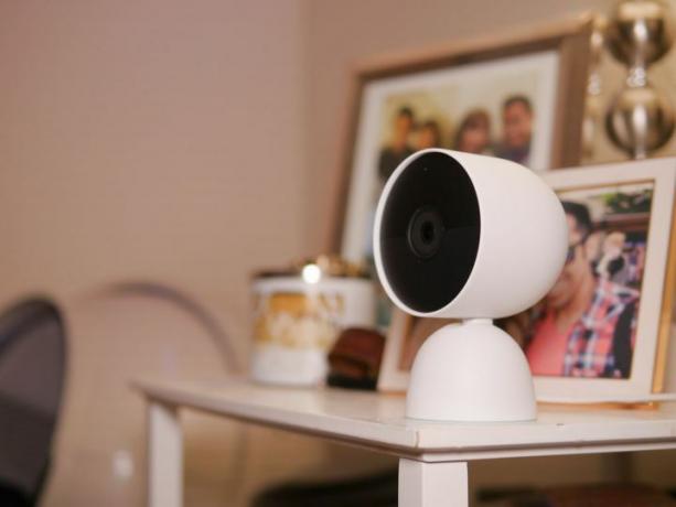 Google Nest Cam (aku) koos sisealusega laual.