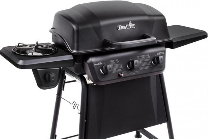 A churrasqueira externa Charbroil Classic 360.