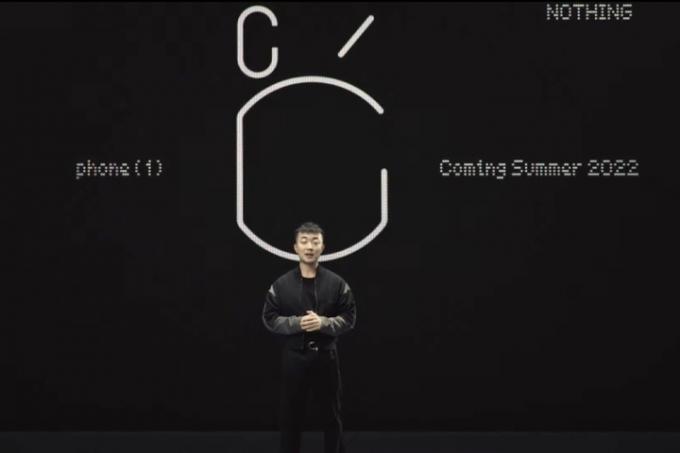 Карл Пей стоїть перед тизером Nothing Phone 1 під час оголошення.