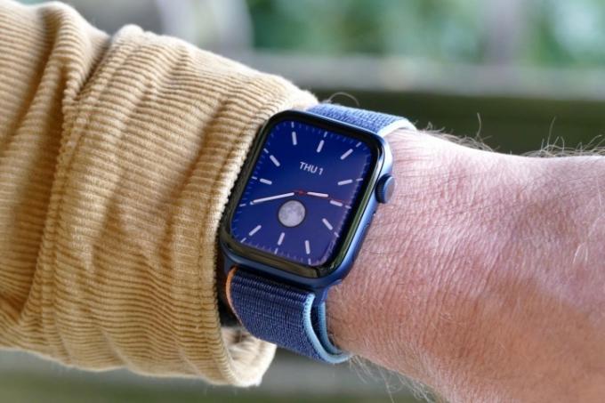 Το Apple Watch Series 6 στον καρπό.