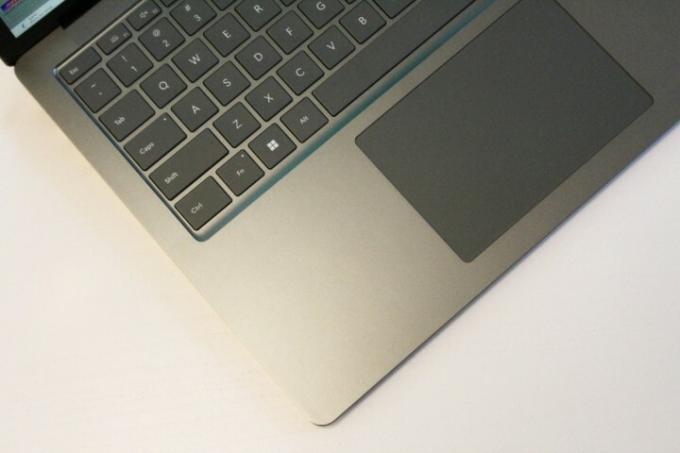 منظر من أعلى إلى أسفل للوحة المفاتيح ولوحة اللمس لجهاز Surface Laptop 5.