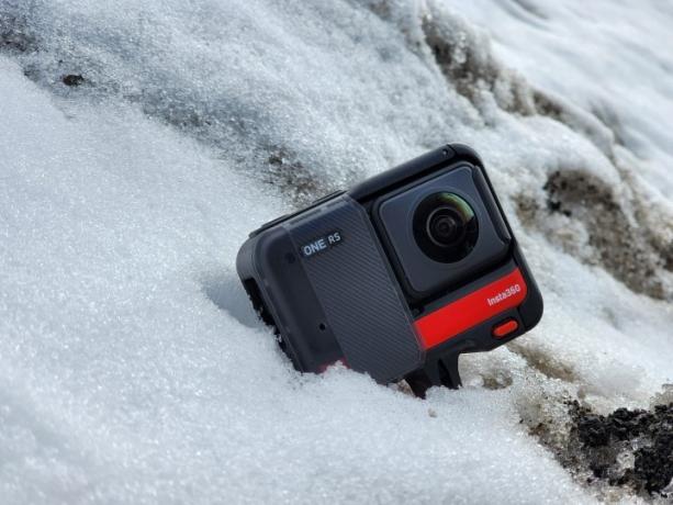 Insta360 One RS med 360 linsmod i en snövall.