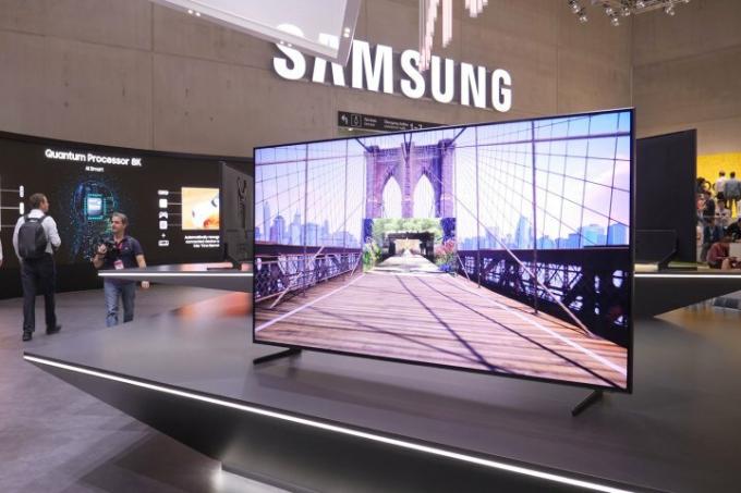 Ein Samsung QLED-Fernseher in einer hell erleuchteten Umgebung.