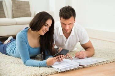 Cuplu tânăr fericit calculând factura