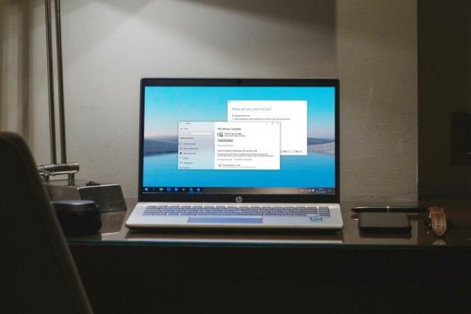 Ekran laptopa z ekranem aktualizacji systemu Windows.