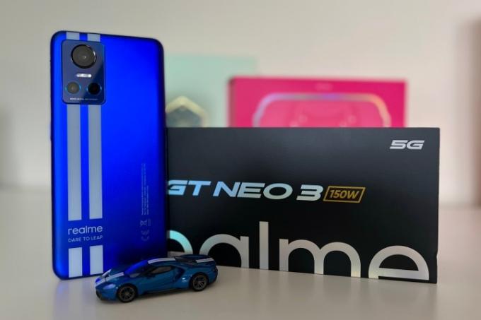 Realme GT Neo 3 kutusunun yanında duruyor.