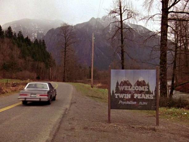 Dale Cooper jadący do miasta Twin Peaks.