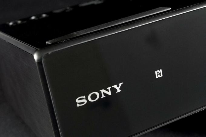 Sony SRS X7 სამკერდე ნიშანი