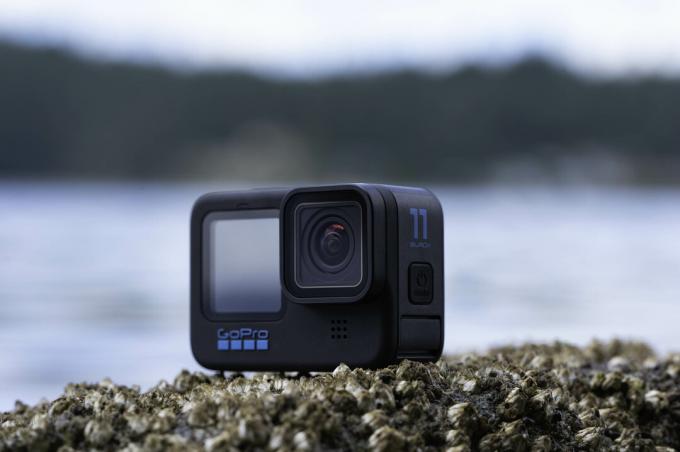 GoPro Hero 11 Black på en sten med havstulpaner.
