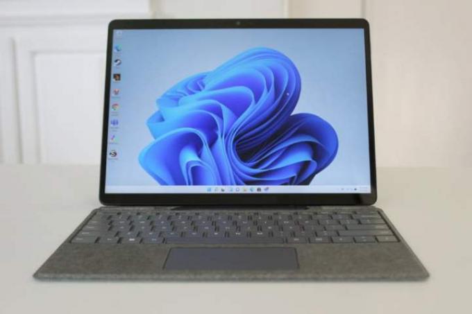 Tampilan depan Surface Pro 8 menampilkan layar dan keyboard.