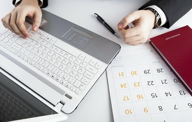 mãos humanas no teclado do notebook