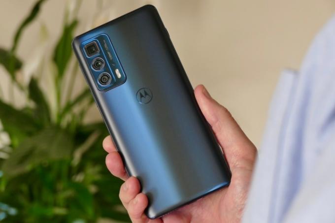 Moto Edge 20 Pro in der Hand gehalten, von hinten gesehen.