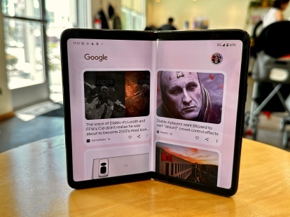 Google Pixel Fold v Obsidianu je odprt v Google News.