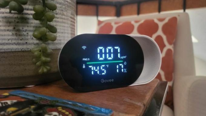 جهاز Govee Smart Air Quality Monitor الموجود على منضدة جانبية.