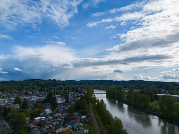 Eine kleine Stadt an einem Fluss.