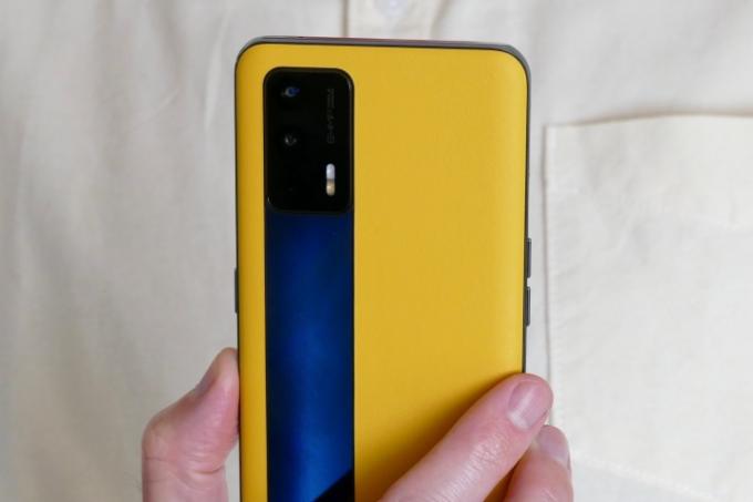 Realme GT sárga és fekete hátoldal közelről