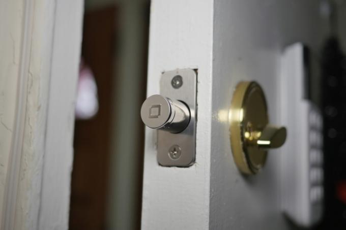 Защелка Level Lock показана на двери.