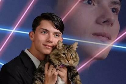 tenåringsoppdrag selvportrett katt laser årbok bilde draven rodriguez mr bigglesworth