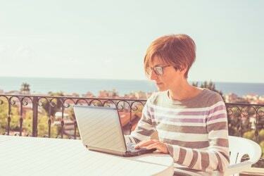 Femeie care lucrează acasă cu netbook în aer liber