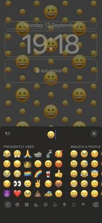 O novo papel de parede emoji no iOS 16.