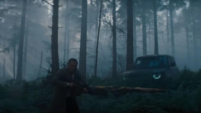 Avto prevrne Jamesa Bonda v gozdu v prizoru iz filma No Time To Die.
