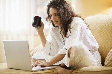 امرأة تعمل في المنزل مع كمبيوتر محمول