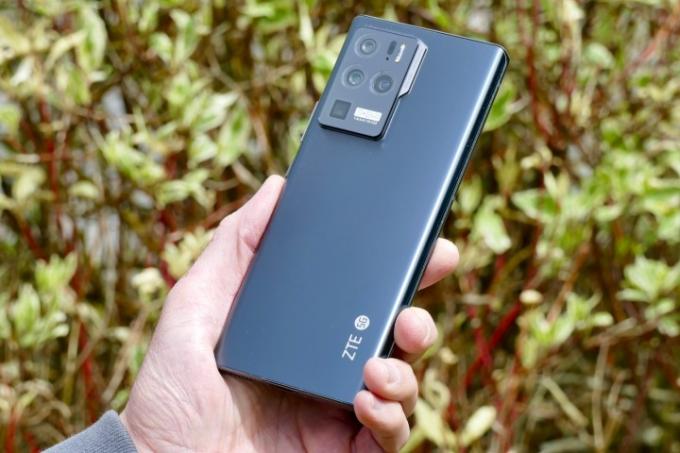 ZTE Axon 30 Ultra i handen