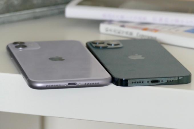 Το iPhone 11 και το iPhone 12 Pro φαίνονται από κάτω.