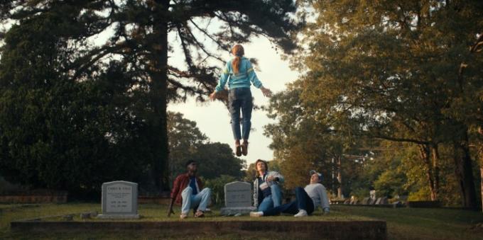 Het personage van Sadie Sink zweeft boven een groep personages in een scène uit Stranger Things 4.