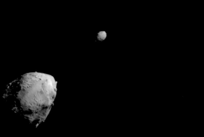 Asteroid Dimorphos, viden iz Nasinega vesoljskega plovila DART.