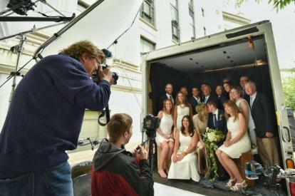 Nikon invade casamentos na prefeitura para oferecer aos recém-casados ​​sessões de fotos gratuitas caminhão de casamento mcnally