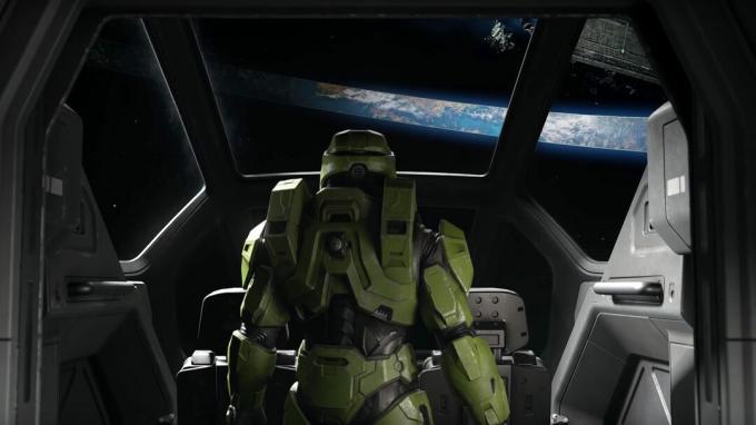 Master Chief olhando para uma auréola na cabine de um navio.