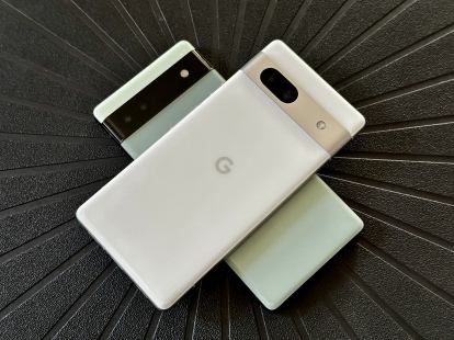 Google Pixel 7a vs. 6a übereinander