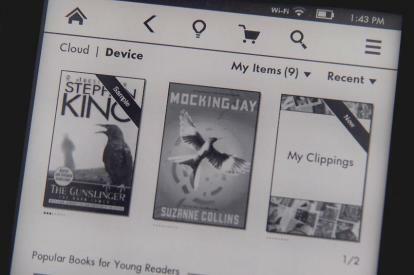 Amazon Kindle Paperwhite-Rezension, Nahaufnahme des E-Readers auf dem Vorderbildschirm