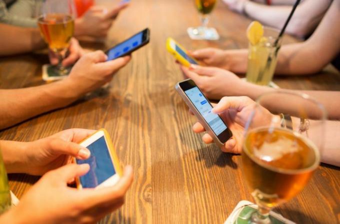 telefoons aan tafel