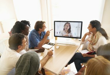 Pessoas falando em videoconferência no escritório