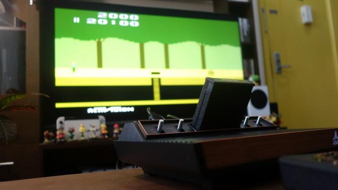 Atari 2600+ が Pitfall を実行しているテーブルに置かれています。
