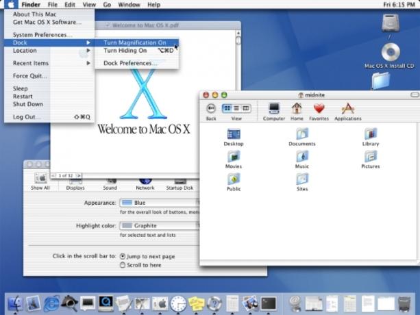Het bureaublad in Apple's OS X 10.0 Cheetah Mac-besturingssysteem, met een groot aantal vensters geopend.