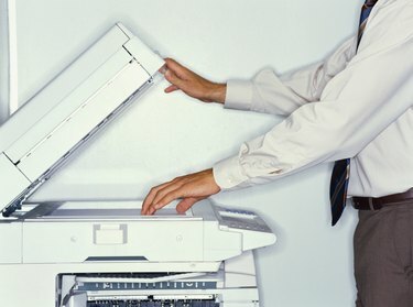 オフィスでコピー機を操作しているビジネスマンの中央図