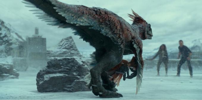Pyroraptori seisoo jäällä Jurassic World Dominionin kohtauksessa.