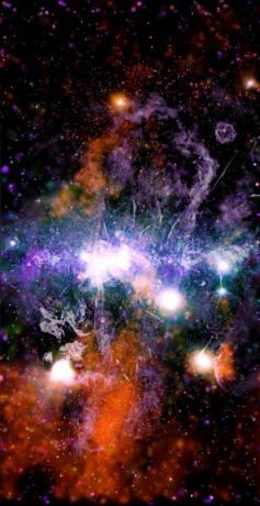 Niti pregretega plina in magnetnih polj tkejo tapiserijo energije v središču galaksije Rimske ceste. Nova slika te nove kozmične mojstrovine je bila narejena z uporabo velikanskega mozaika podatkov iz Nasinega rentgenskega observatorija Chandra in radijskega teleskopa MeerKAT v Južni Afriki.