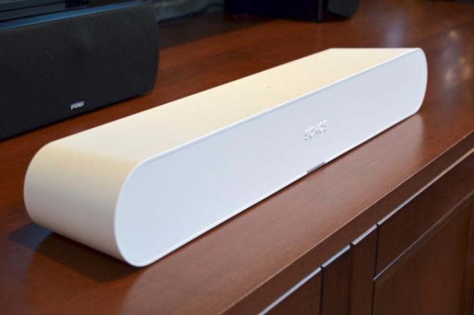 Vinklad vy av Sonos Ray soundbar i vitt.