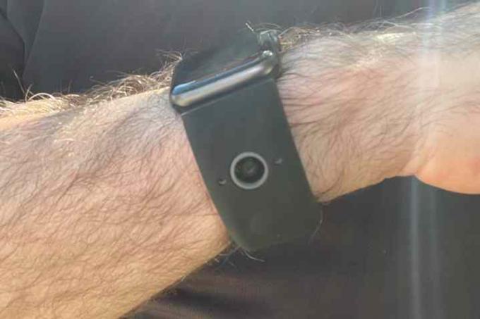 WristCam Kamera utama Apple Watch dikenakan di pergelangan tangan.