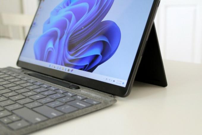 A Type Cover e a Surface Slim Pen 2 anexadas ao Surface Pro 8.