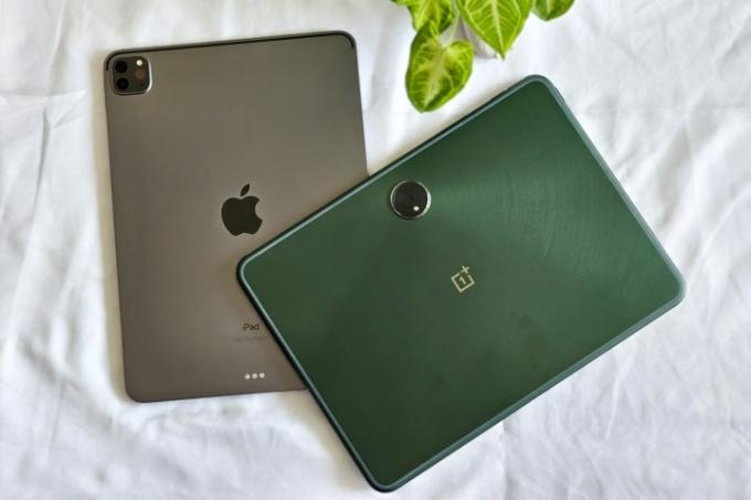 Grön OnePlus Pad Android-surfplatta ovanpå rymdgrå 11-tums M1 iPad Pro 2021.