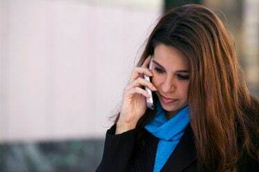 Mujer hablando por un teléfono celular